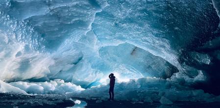 Cueva de hielo del glaciar Morteratsch, en Suiza, señal de la desintegración continua de los glaciares en los Alpes.