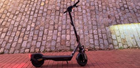 El Segway Ninebot F3 Pro consta de iluminación completa y potente para ver y ser visto en ciudad