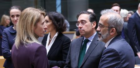 La alta representante de la UE para Asuntos Exteriores, Kaja Kallas, habla con algunos ministros comunitarios, entre ellos el español José Manuel Albares