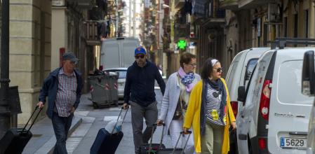 FOTO XAVIER GOMEZ 10052017 TURISTAS EN LA BARCELONETA CON SUS MALETAS EN PISOS TURISTICOS.