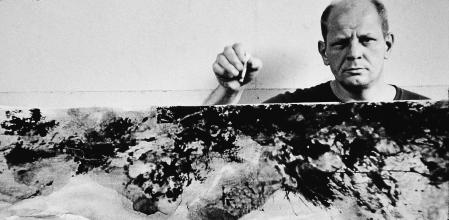 Jackson Pollock con una de sus pinturas en su estudio de The Springs en 1953&nbsp;