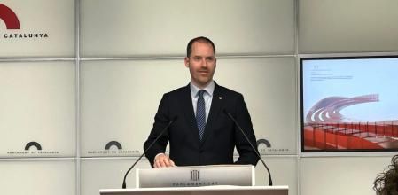 El portavoz del PP en el Parlament, Juan Fernández, en una rueda de prensa.