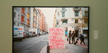 Imagen de una de las fotos de Ismael Iglesias, que usa colchones encontrados en la calle para fijar mensajes irónicos&nbsp;