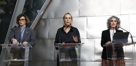 La diputada general de Bizkaia, Elixabete Etxanobe (izda), la vicelehendakari Ibone Bengoetxea (dcha), y la directora del Museo Guggenheim Bilbao, Miren Arzalluz. 