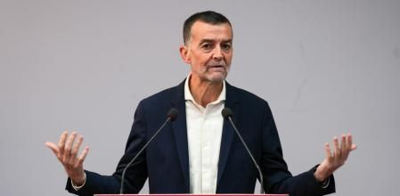 El coordinador federal de IU, Antonio Maíllo, interviene en una rueda de prensa en la sede de la formación en Sevilla .