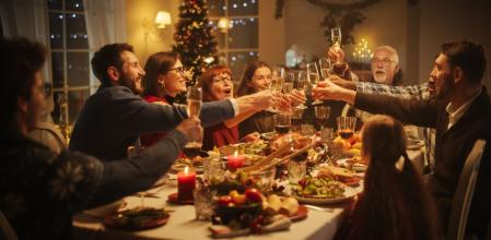 Mesas extensibles y sillas plegables para no dejar a nadie fuera de la mesa esta Navidad
