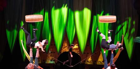 Un grupo de artistas chinos de la compañía canadiense ensayando un número sobre el escenario de Tarragona&nbsp;