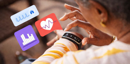 Persona consultando una pulsera inteligente que muestra datos de salud como la frecuencia cardíaca y la actividad diaria.