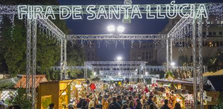 AMBIENTE DE LA FIRA DE SANTA LLUCIA EN LA PLAÇA DE LA CATEDRAL DE BARCELONA