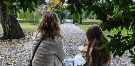 La Bárbara i la seva mare dinant al Retiro després de la visita a l’hospital Niño Jesús, on es va estar ingressada un mes