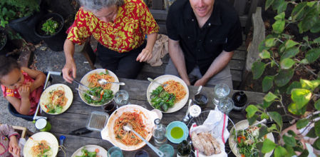 És important menjar en família i no centrar tota la conversa en el que és saludable