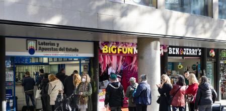 Cues davant l’administració de Loteria Valdés; l’administració fa 125 anys que va obrir