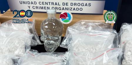 Els traficants portaven, juntament amb les pastilles, una ampolla de vodka que té forma de calavera, igual que els comprimits