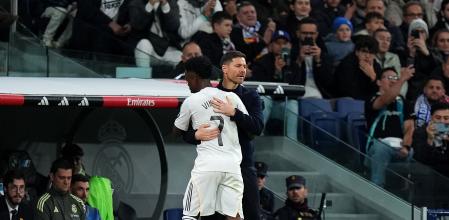 Xabi Alonso intentant consolarVinícius, que va abandonar la gespa xiulat pel seu propi públic