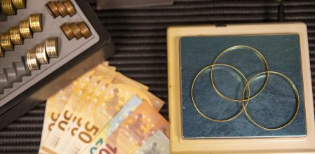 Proceso de compraventa de objetos de oro