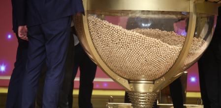 Varias personas rellenan los bombos del Sorteo Extraordinario de la Lotería de Navidad 2025, en el Teatro Real, a 22 de diciembre de 2025, en Madrid (España)