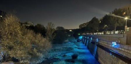 Río Manzanares iluminado a su paso por Madrid Río