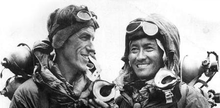 Tenzing Norgay, con Hillary, lamentaba que todos querían instrumentalizar su Everest&nbsp;