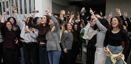 Trabajadores de Bimba y Lola celebran haber ganado el Segundo Premio del Sorteo Extraordinario de la Lotería de Navidad 2025 correspondiente al número 70048, en su sede de la Avenida de Madrid en Vigo, a 22 de diciembre de 2025, en Vigo, Pontevedra, Galicia (España). El Sorteo Extraordinario de la Lotería de Navidad de 2025 consta de 198 series y cada serie tiene 100.000 billetes. El total de la emisión asciende a 3.960 millones de euros y se destina a premios (70% de la emisión) 2.772 millones de euros. Cada serie distribuye en premios 14 millones de euros y en total se reparten 30.301.920 premios durante un sorteo que tiene una duración aproximada de cuatro horas.