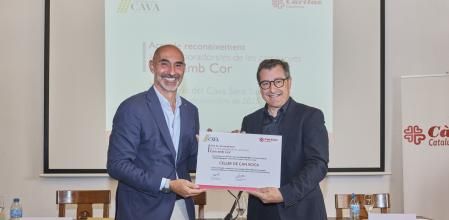 El presidente de la Confraria del Cava, Eduard Sanfeliu Giró, reconociendo al sumiller Josep Roca su contribución al solidario Cava amb Cor&nbsp;
