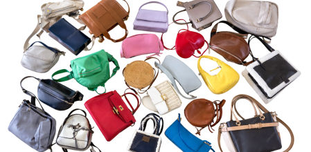 Colección de bolsos femeninos de diferentes colores, formatos y materiales sobre fondo blanco