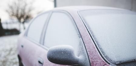 Imagen de archivo de un coche congelado
