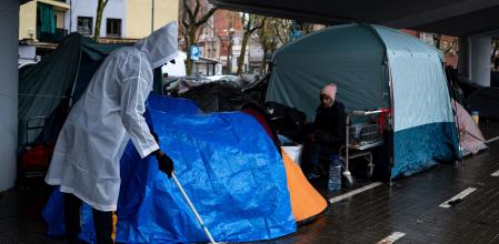 Migrantes desalojados del antiguo instituto B9 de Badalona acampan debajo de la salida 210 de la C-31, en el barrio de Sant Roc, a 20 de diciembre de 2025, en Badalona