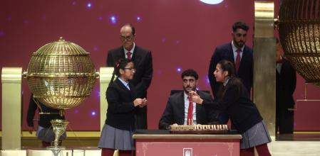 Dos niñas del Colegio de San Ildefonso, cantan un premio de la Lotería de Navidad, durante la celebración del Sorteo Extraordinario de la Lotería de Navidad 2025, en el Teatro Real, a 22 de diciembre de 2025, en Madrid (España). El Sorteo Extraordinario de la Lotería de Navidad de 2025 consta de 198 series y cada serie tiene 100.000 billetes. El total de la emisión asciende a 3.960 millones de euros y se destina a premios (70% de la emisión) 2.772 millones de euros. Cada serie distribuye en premios 14 millones de euros y en total se reparten 30.301.920 premios durante un sorteo que tiene una duración aproximada de cuatro horas.
