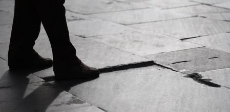 Obligados a pagarle más de 30.000 porque tropezó con una baldosa en la calle y se cayó