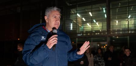 El alcalde de Badalona, Xavier García Albiol, interviene durante una convocatoria con vecinos para abordar la crisis del desalojo del B9 en diciembre del 2025, en Badalona&nbsp;