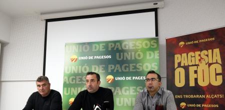 Santi Caudevilla, responsable de Cereales y Herbáceos de Unión de Campesinos, y Magí Ribera i Josep M. Clària, miembros de la sectorial de Cereales y Herbáceos de Unión de Campesinos, en rueda de prensa en Lleida.