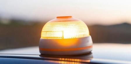 Aviso de la DGT a todos los conductores de España: “La baliza V-16 es solo el principio”