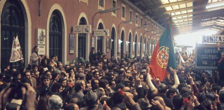 Protesta por la liberación de presos políticos en plena Revolución de los Claveles, en abril de 1974