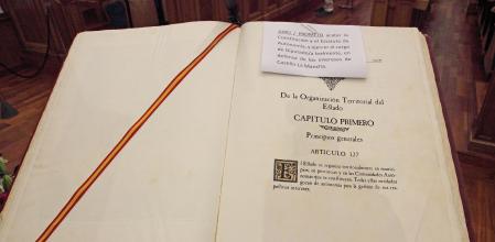 Ejemplar de la Constitución sobre el que los diputados juran o prometen su cargo en las Cortes.