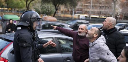foto ANDREU ESTEBAN 23/12/2025 Desalojo del intento de ocupación de un colegio en Badalona en la Av. Mónaco 34. La policía separa a varios vecinos que se enfrentaban a los manifestantes a favor de la ocupacion.