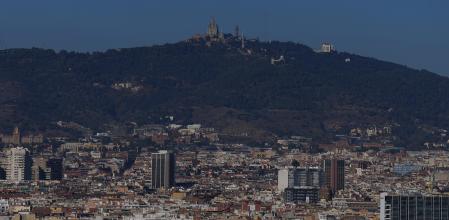 Vistas de la ciudad de Barcelona desde el mirador de la Fundación Joan Miró, a 3 de diciembre de 2025, en Barcelona, Catalunya (España).