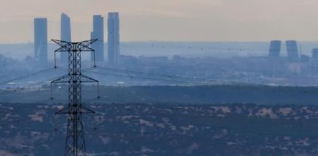 Torre alta tensión con Madrid de fondo
