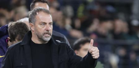 VILLARREAL (CASTELLÓN), 21/12/2025.- El entrenador del Barça, Hansi Flick, este domingo, durante el partido de la jornada 17 de LaLiga EA Sports, que disputan Villarreal CF y el FC Barcelona en el Estadio de la Cerámica. EFE/ Ana Escobar