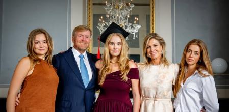 La familia real neerlandesa en la graduación de Amalia de Orange para su felicitación navideña publicada ayer.&nbsp;