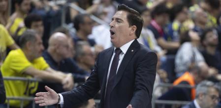 ISTANBUL (Turkey), 23/12/2025.- Barcelona's head coach Xavi Pascual gestures during the Euroleague basketball match between Fenerbahce and Barcelona in Istanbul, Turkey, 23 December 2025. (Baloncesto, Euroliga, Turquía, Estanbul) EFE/EPA/TOLGA BOZOGLU