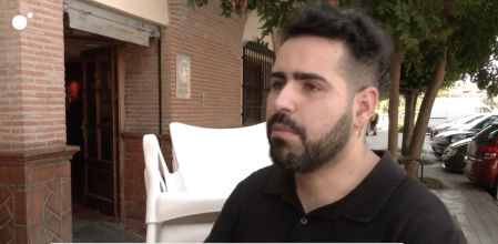 José Antonio, camarero de 25 años: “Curro a jornada completa y cobro el salario mínimo, puedes echar 10 o 12 horas y no te pagan las horas extra”