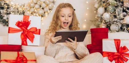 Una niña alucina con esta tablet que Papá Noel le ha traído de AliExpress