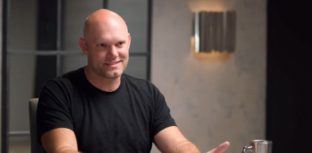 James Clear en un momento del vídeo