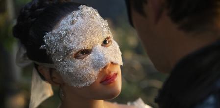 Sophie Baek en el baile de máscaras en casa de los Bridgerton