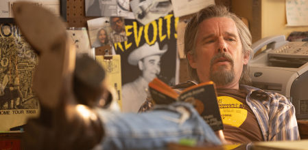 Ethan Hawke, juguetón como un periodista obsesionado con la verdad.