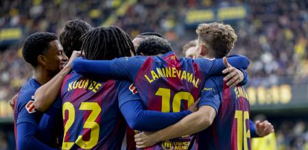 VILLARREAL (CASTELLÓN), 21/12/2025.- Los jugadores del Barça celebran el primer gol del equipo anotado por Raphinha este domingo, durante el partido de la jornada 17 de LaLiga EA Sports, que disputan Villarreal CF y el FC Barcelona en el Estadio de la Cerámica. EFE/ Ana Escobar