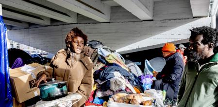 FOTO ALEX GARCIA ALREDEDOR DE UN CENTERNAR DE MIGRANTES, LA MAYORIA DE ELLOS SUBSAHARIANOS, MALVIVEN BAJO LA AUTOPISTA C 31 TRAS SER DESALOJADOS DEL INSTITUT B9 DEL BARRIO DE SANT ROC EN BADALONA 2025/12/24