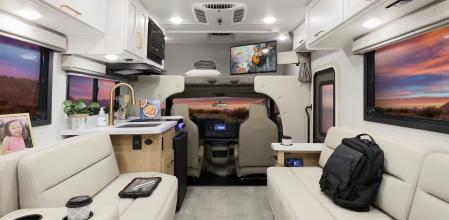 La Chateau 19X apuesta por una distribución interior flexible que transforma el espacio según el momento del día y el tipo de viaje.