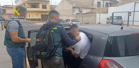 Imagen de la detención del acusado de propinar una brutal paliza a otro en Cox (Alicante)