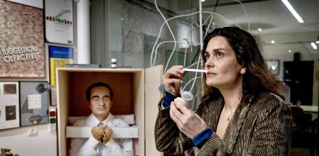 Gina Ventós posa en el estudio con una obra de Eugenio Merino que hizo especialmente para Ernesto Ventós